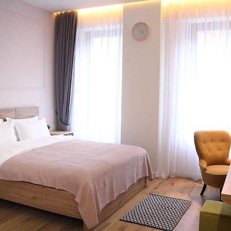 Parilament On Rustaveli 4 Rooms Tiflis Exterior foto