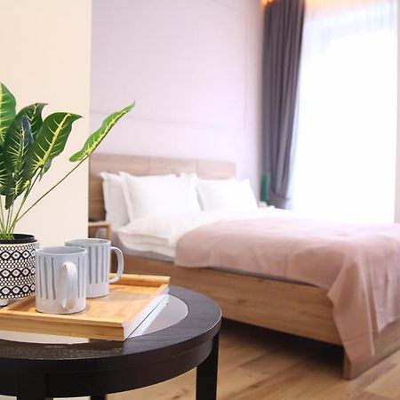Parilament On Rustaveli 4 Rooms Tiflis Exterior foto