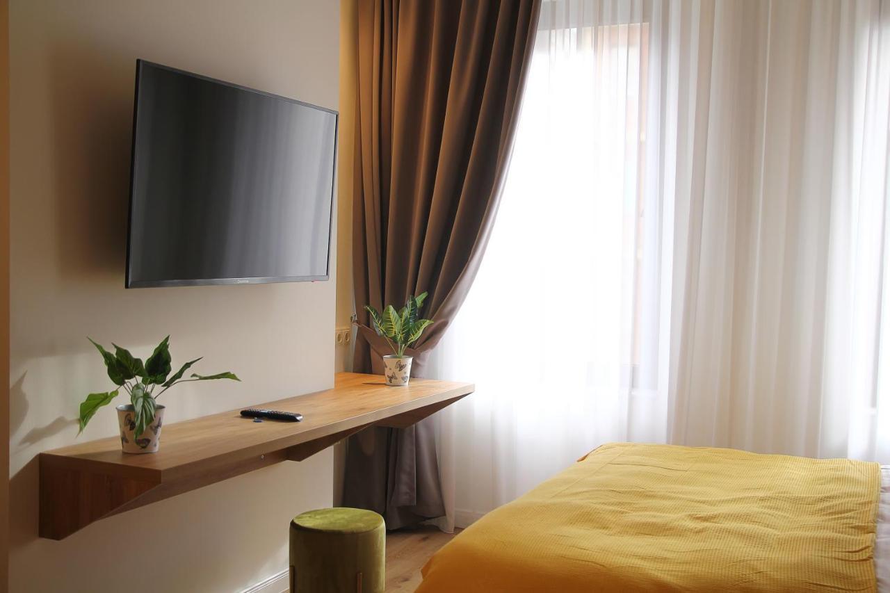 Parilament On Rustaveli 4 Rooms Tiflis Exterior foto