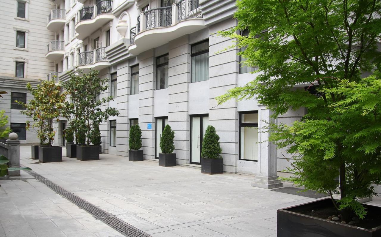 Parilament On Rustaveli 4 Rooms Tiflis Exterior foto