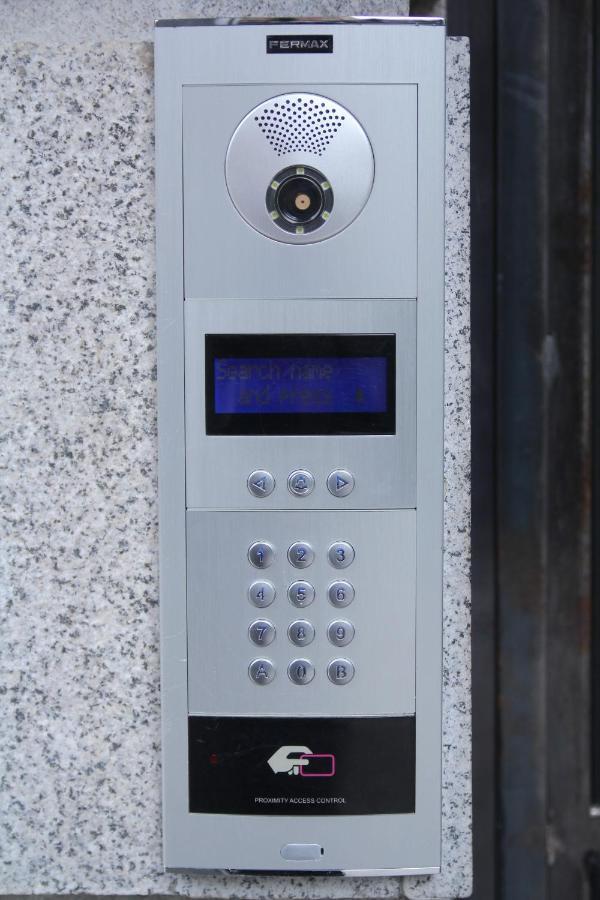 Parilament On Rustaveli 4 Rooms Tiflis Exterior foto