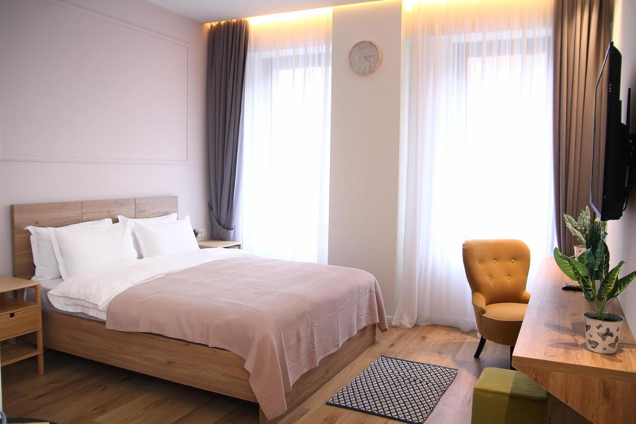 Parilament On Rustaveli 4 Rooms Tiflis Exterior foto