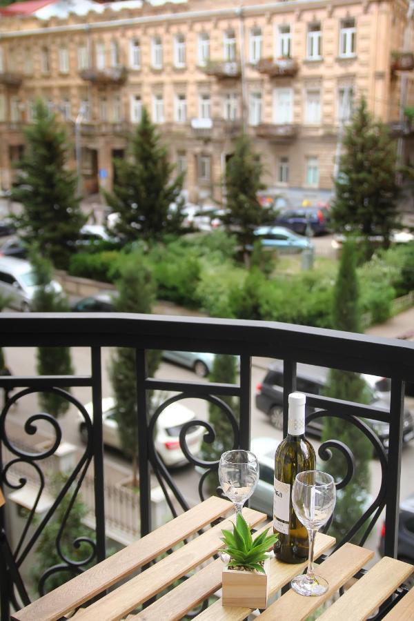 Parilament On Rustaveli 4 Rooms Tiflis Exterior foto