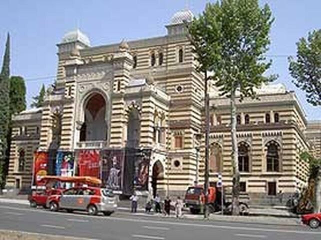 Parilament On Rustaveli 4 Rooms Tiflis Exterior foto