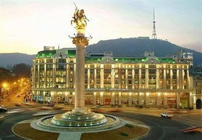 Parilament On Rustaveli 4 Rooms Tiflis Exterior foto