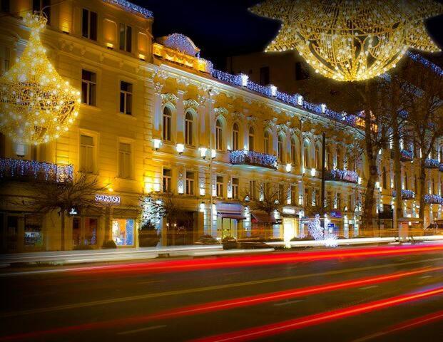 Parilament On Rustaveli 4 Rooms Tiflis Exterior foto